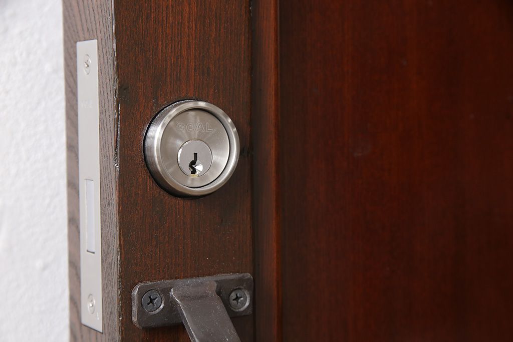 明治大正期の蔵戸をリペア&カスタム!戸杓リ箇所を埋木処理し、鎌錠2か所、戸羽金具、重量丁番3か所に金具を取り付け。現状の色味を活かした仕上げ。(引き戸、建具、玄関戸)