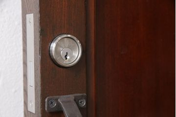 明治大正期の蔵戸をリペア&カスタム!戸杓リ箇所を埋木処理し、鎌錠2か所、戸羽金具、重量丁番3か所に金具を取り付け。現状の色味を活かした仕上げ。(引き戸、建具、玄関戸)