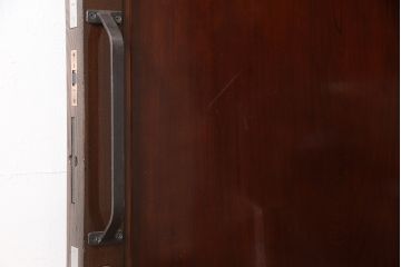 明治大正期の蔵戸をリペア&カスタム!戸杓リ箇所を埋木処理し、鎌錠2か所、戸羽金具、重量丁番3か所に金具を取り付け。現状の色味を活かした仕上げ。(引き戸、建具、玄関戸)