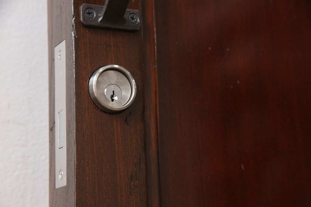 明治大正期の蔵戸をリペア&カスタム!戸杓リ箇所を埋木処理し、鎌錠2か所、戸羽金具、重量丁番3か所に金具を取り付け。現状の色味を活かした仕上げ。(引き戸、建具、玄関戸)