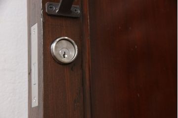 明治大正期の蔵戸をリペア&カスタム!戸杓リ箇所を埋木処理し、鎌錠2か所、戸羽金具、重量丁番3か所に金具を取り付け。現状の色味を活かした仕上げ。(引き戸、建具、玄関戸)