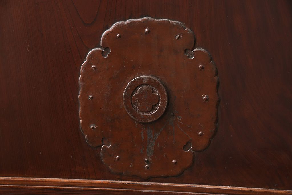 明治大正期の蔵戸をリペア&カスタム!戸杓リ箇所を埋木処理し、鎌錠2か所、戸羽金具、重量丁番3か所に金具を取り付け。現状の色味を活かした仕上げ。(引き戸、建具、玄関戸)