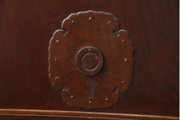 明治大正期の蔵戸をリペア&カスタム!戸杓リ箇所を埋木処理し、鎌錠2か所、戸羽金具、重量丁番3か所に金具を取り付け。現状の色味を活かした仕上げ。(引き戸、建具、玄関戸)