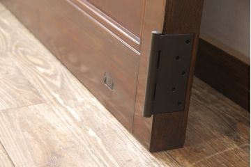 明治大正期の蔵戸をリペア&カスタム!戸杓リ箇所を埋木処理し、鎌錠2か所、戸羽金具、重量丁番3か所に金具を取り付け。現状の色味を活かした仕上げ。(引き戸、建具、玄関戸)