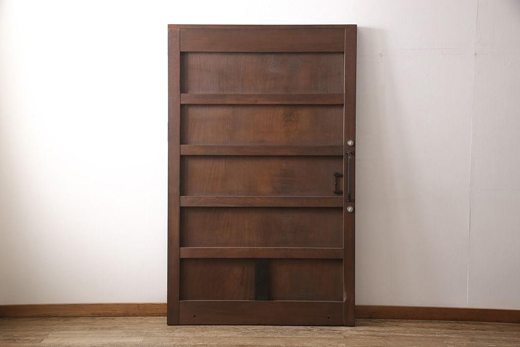 明治大正期の蔵戸をリペア&カスタム!戸杓リ箇所を埋木処理し、鎌錠2か所、戸羽金具、重量丁番3か所に金具を取り付け。現状の色味を活かした仕上げ。(引き戸、建具、玄関戸)