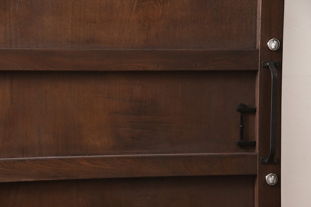 明治大正期の蔵戸をリペア&カスタム!戸杓リ箇所を埋木処理し、鎌錠2か所、戸羽金具、重量丁番3か所に金具を取り付け。現状の色味を活かした仕上げ。(引き戸、建具、玄関戸)