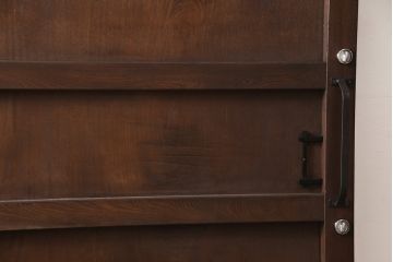 明治大正期の蔵戸をリペア&カスタム!戸杓リ箇所を埋木処理し、鎌錠2か所、戸羽金具、重量丁番3か所に金具を取り付け。現状の色味を活かした仕上げ。(引き戸、建具、玄関戸)