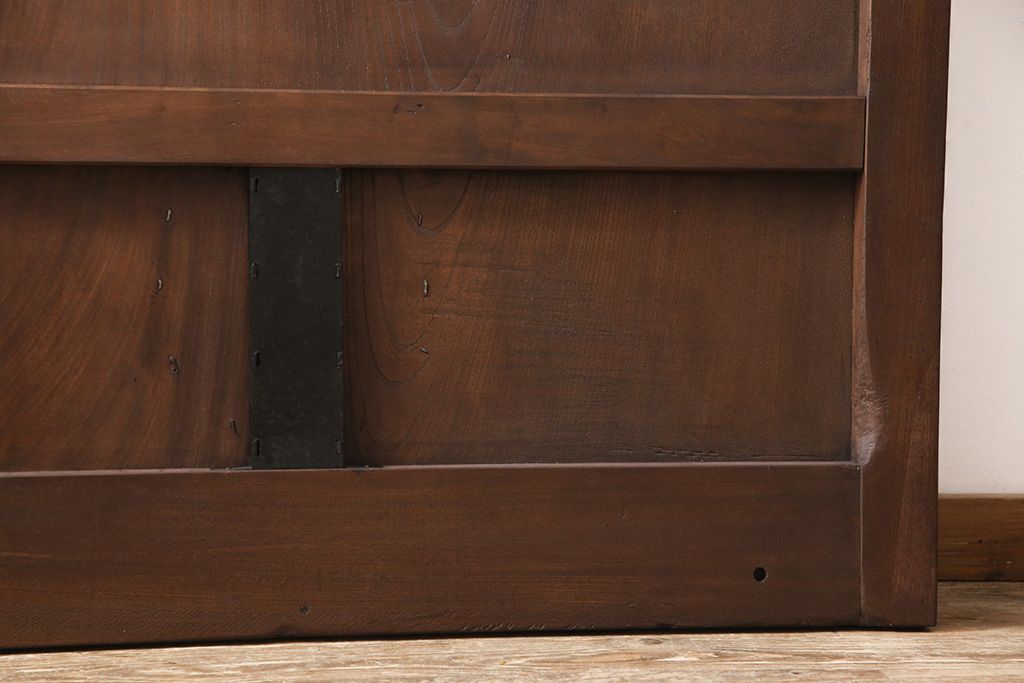 明治大正期の蔵戸をリペア&カスタム!戸杓リ箇所を埋木処理し、鎌錠2か所、戸羽金具、重量丁番3か所に金具を取り付け。現状の色味を活かした仕上げ。(引き戸、建具、玄関戸)