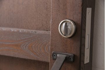 明治大正期の蔵戸をリペア&カスタム!戸杓リ箇所を埋木処理し、鎌錠2か所、戸羽金具、重量丁番3か所に金具を取り付け。現状の色味を活かした仕上げ。(引き戸、建具、玄関戸)