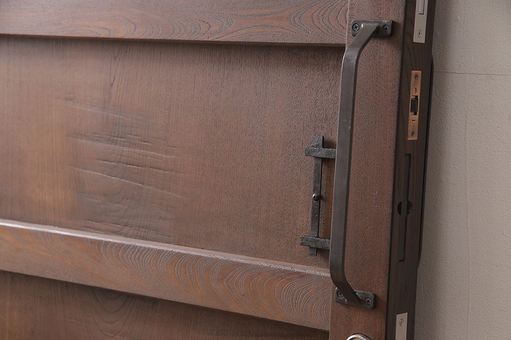 明治大正期の蔵戸をリペア&カスタム!戸杓リ箇所を埋木処理し、鎌錠2か所、戸羽金具、重量丁番3か所に金具を取り付け。現状の色味を活かした仕上げ。(引き戸、建具、玄関戸)