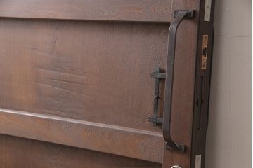 明治大正期の蔵戸をリペア&カスタム!戸杓リ箇所を埋木処理し、鎌錠2か所、戸羽金具、重量丁番3か所に金具を取り付け。現状の色味を活かした仕上げ。(引き戸、建具、玄関戸)