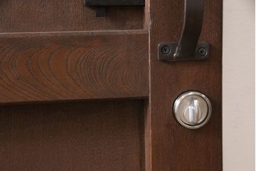 明治大正期の蔵戸をリペア&カスタム!戸杓リ箇所を埋木処理し、鎌錠2か所、戸羽金具、重量丁番3か所に金具を取り付け。現状の色味を活かした仕上げ。(引き戸、建具、玄関戸)