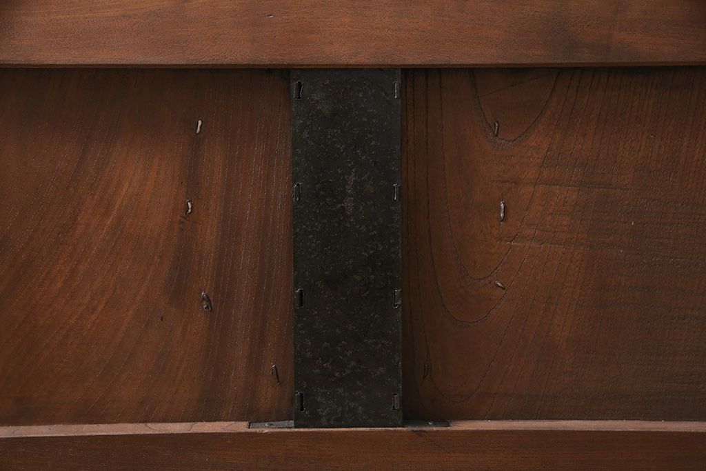 明治大正期の蔵戸をリペア&カスタム!戸杓リ箇所を埋木処理し、鎌錠2か所、戸羽金具、重量丁番3か所に金具を取り付け。現状の色味を活かした仕上げ。(引き戸、建具、玄関戸)