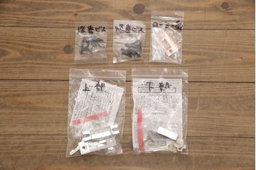 明治大正期の蔵戸をリペア&カスタム!戸杓リ箇所を埋木処理し、鎌錠2か所、戸羽金具、重量丁番3か所に金具を取り付け。現状の色味を活かした仕上げ。(引き戸、建具、玄関戸)