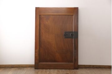 明治大正期の蔵戸をリペア&カスタム!衝立としての使用に合わせて仕上げ。全体を表側の色味に合わせて着色し仕上げ。(建具、玄関戸、引き戸)