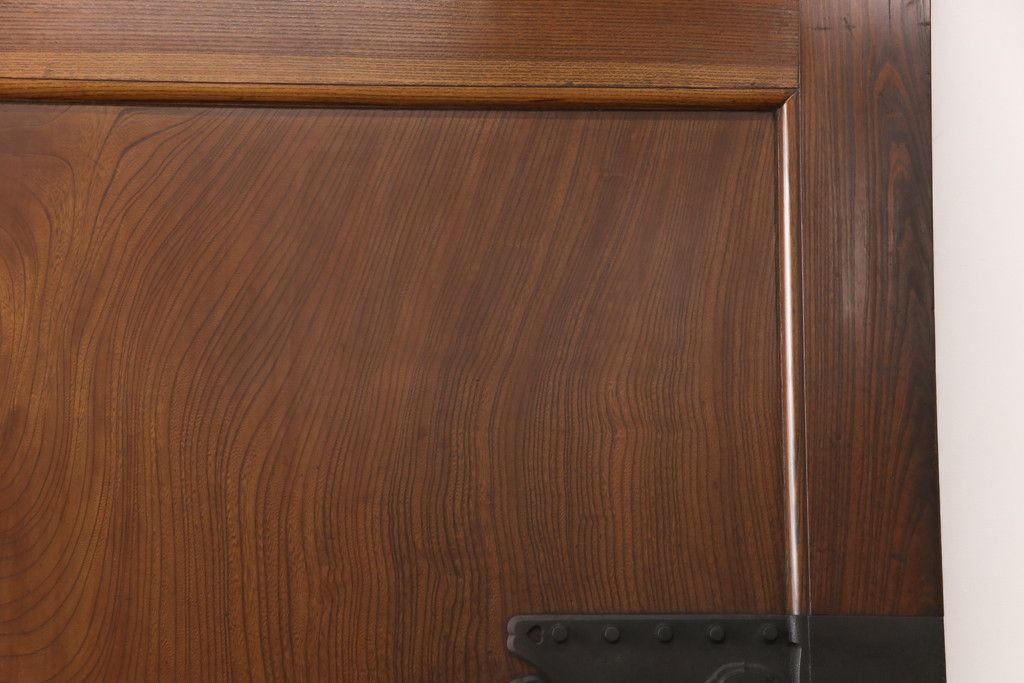 明治大正期の蔵戸をリペア&カスタム!衝立としての使用に合わせて仕上げ。全体を表側の色味に合わせて着色し仕上げ。(建具、玄関戸、引き戸)