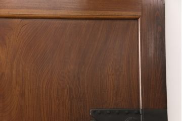 明治大正期の蔵戸をリペア&カスタム!衝立としての使用に合わせて仕上げ。全体を表側の色味に合わせて着色し仕上げ。(建具、玄関戸、引き戸)