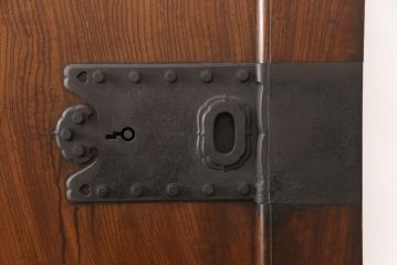 明治大正期の蔵戸をリペア&カスタム!衝立としての使用に合わせて仕上げ。全体を表側の色味に合わせて着色し仕上げ。(建具、玄関戸、引き戸)