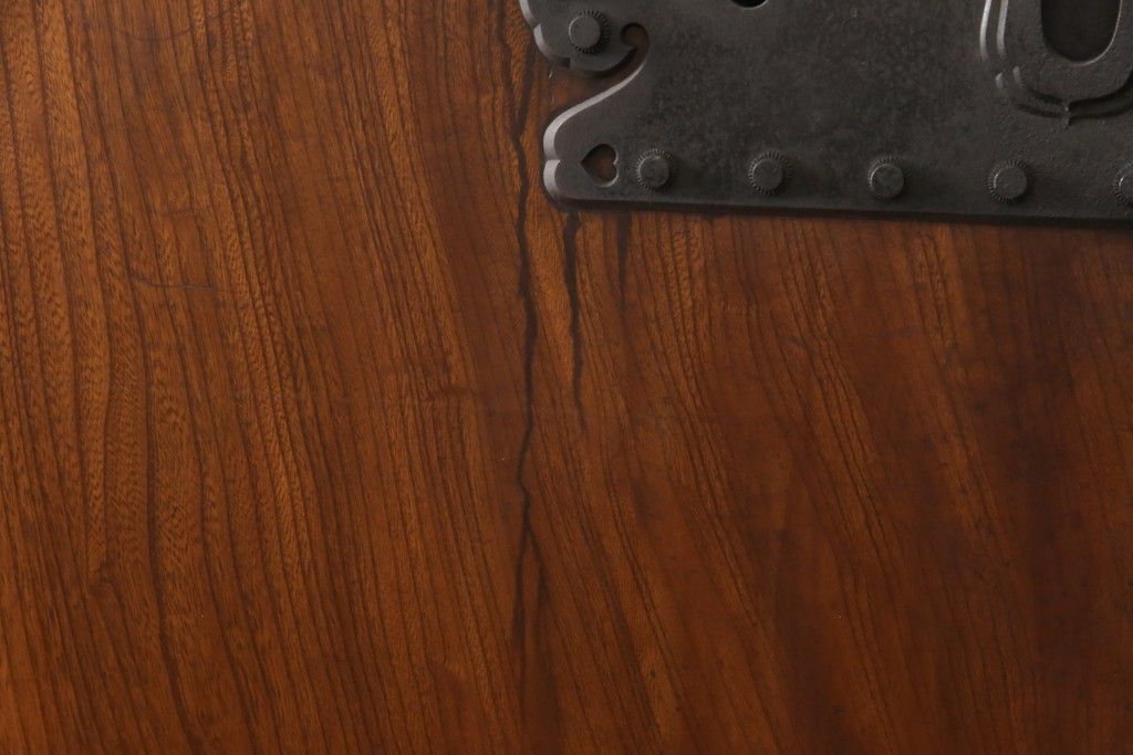 明治大正期の蔵戸をリペア&カスタム!衝立としての使用に合わせて仕上げ。全体を表側の色味に合わせて着色し仕上げ。(建具、玄関戸、引き戸)