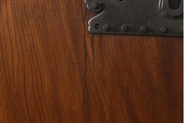 明治大正期の蔵戸をリペア&カスタム!衝立としての使用に合わせて仕上げ。全体を表側の色味に合わせて着色し仕上げ。(建具、玄関戸、引き戸)