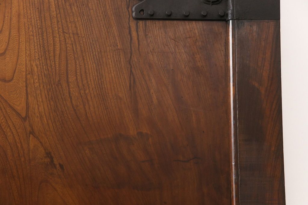 明治大正期の蔵戸をリペア&カスタム!衝立としての使用に合わせて仕上げ。全体を表側の色味に合わせて着色し仕上げ。(建具、玄関戸、引き戸)