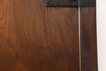 明治大正期の蔵戸をリペア&カスタム!衝立としての使用に合わせて仕上げ。全体を表側の色味に合わせて着色し仕上げ。(建具、玄関戸、引き戸)