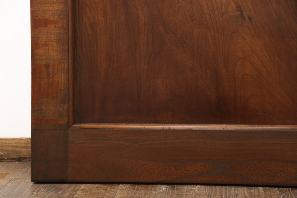 明治大正期の蔵戸をリペア&カスタム!衝立としての使用に合わせて仕上げ。全体を表側の色味に合わせて着色し仕上げ。(建具、玄関戸、引き戸)