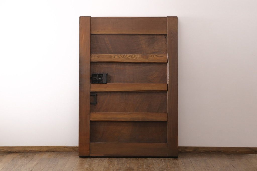 明治大正期の蔵戸をリペア&カスタム!衝立としての使用に合わせて仕上げ。全体を表側の色味に合わせて着色し仕上げ。(建具、玄関戸、引き戸)