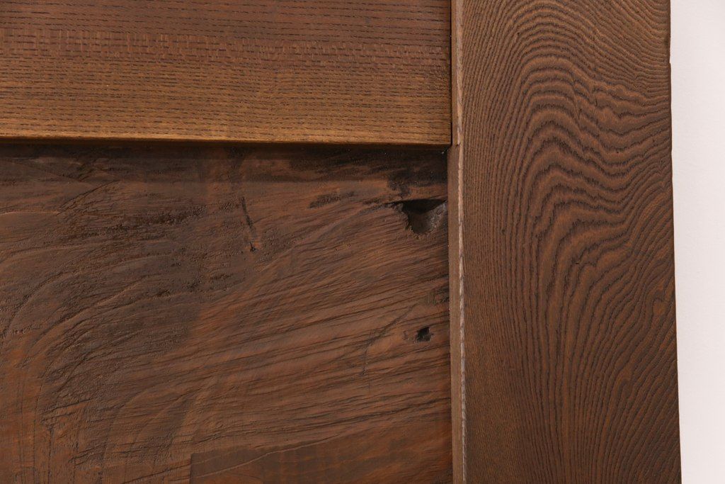 明治大正期の蔵戸をリペア&カスタム!衝立としての使用に合わせて仕上げ。全体を表側の色味に合わせて着色し仕上げ。(建具、玄関戸、引き戸)