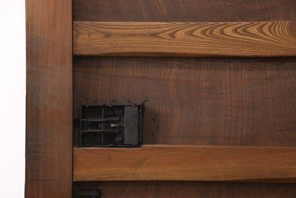 明治大正期の蔵戸をリペア&カスタム!衝立としての使用に合わせて仕上げ。全体を表側の色味に合わせて着色し仕上げ。(建具、玄関戸、引き戸)