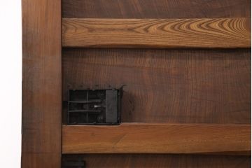 明治大正期の蔵戸をリペア&カスタム!衝立としての使用に合わせて仕上げ。全体を表側の色味に合わせて着色し仕上げ。(建具、玄関戸、引き戸)