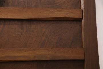 明治大正期の蔵戸をリペア&カスタム!衝立としての使用に合わせて仕上げ。全体を表側の色味に合わせて着色し仕上げ。(建具、玄関戸、引き戸)