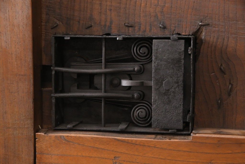 明治大正期の蔵戸をリペア&カスタム!衝立としての使用に合わせて仕上げ。全体を表側の色味に合わせて着色し仕上げ。(建具、玄関戸、引き戸)