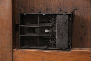 明治大正期の蔵戸をリペア&カスタム!衝立としての使用に合わせて仕上げ。全体を表側の色味に合わせて着色し仕上げ。(建具、玄関戸、引き戸)