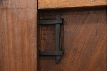 明治大正期の蔵戸をリペア&カスタム!衝立としての使用に合わせて仕上げ。全体を表側の色味に合わせて着色し仕上げ。(建具、玄関戸、引き戸)