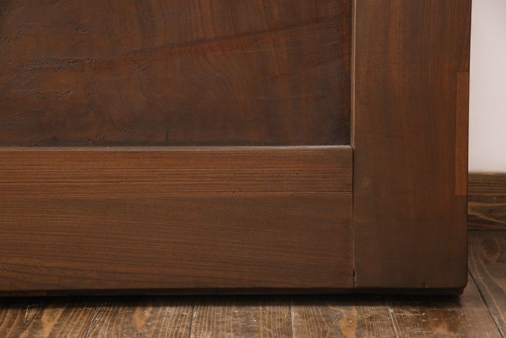 明治大正期の蔵戸をリペア&カスタム!衝立としての使用に合わせて仕上げ。全体を表側の色味に合わせて着色し仕上げ。(建具、玄関戸、引き戸)