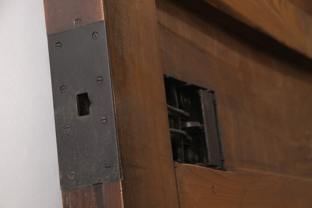 明治大正期の蔵戸をリペア&カスタム!衝立としての使用に合わせて仕上げ。全体を表側の色味に合わせて着色し仕上げ。(建具、玄関戸、引き戸)