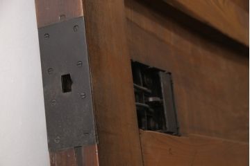 明治大正期の蔵戸をリペア&カスタム!衝立としての使用に合わせて仕上げ。全体を表側の色味に合わせて着色し仕上げ。(建具、玄関戸、引き戸)