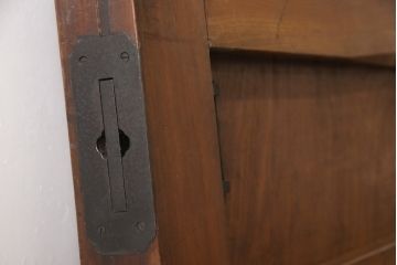 明治大正期の蔵戸をリペア&カスタム!衝立としての使用に合わせて仕上げ。全体を表側の色味に合わせて着色し仕上げ。(建具、玄関戸、引き戸)