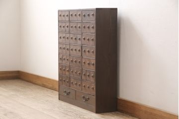 対象昭和初期の薬箪笥をリペア&カスタム!引き出しの取っ手金具を交換。本体を深みのある茶色に着色し仕上げ。(薬タンス、チェスト、小物収納、引き出し(大2杯・小63杯))
