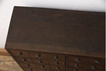 対象昭和初期の薬箪笥をリペア&カスタム!引き出しの取っ手金具を交換。本体を深みのある茶色に着色し仕上げ。(薬タンス、チェスト、小物収納、引き出し(大2杯・小63杯))