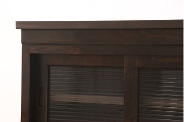 松本民芸家具のローボードをリペア&カスタム!木製引き戸をモールガラスを使ったガラス戸に変更。木製脚と棚板・棚受けを取り付け。全体を1トーン落ち着いた色味に着色仕上げ。(テレビ台、テレビボード、リビングボード、収納棚)