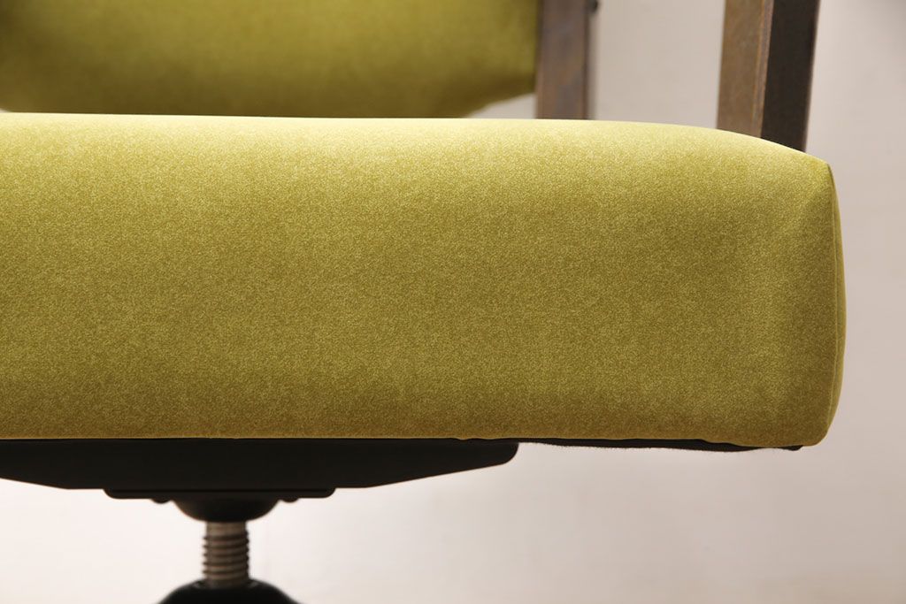 永田良介商店の回転チェアをリペア&カスタム!お好みの生地に張り替え、パイピングの無いデザインに変更。(椅子、1人掛け、アームチェア)