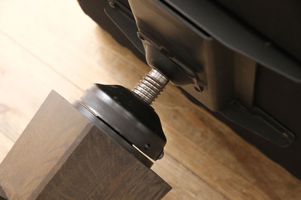 永田良介商店の回転チェアをリペア&カスタム!お好みの生地に張り替え、パイピングの無いデザインに変更。(椅子、1人掛け、アームチェア)