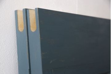 昭和初期のガラス戸2枚をリペア&カスタム!高さと幅をリサイズし、吊り戸仕様に変更。現状に合わせてくすんだ青色にペイント仕上げ。(引き戸、建具、色ガラス)