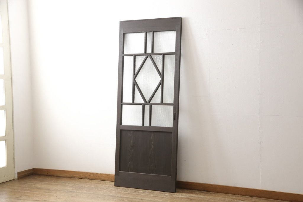 ガラス扉をリペア&カスタム!高さと幅をリサイズし、デザインを変更。ガラスはダイヤガラスと銀モールガラスを使用。引手、V字戸車を取り付け。濃い茶色に着色仕上げ。(ドア、建具)