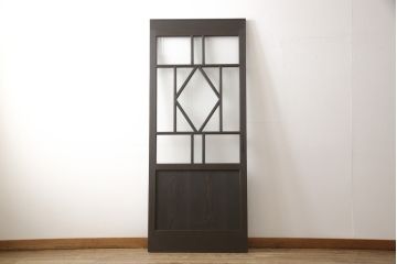 ガラス扉をリペア&カスタム!高さと幅をリサイズし、デザインを変更。ガラスはダイヤガラスと銀モールガラスを使用。引手、V字戸車を取り付け。濃い茶色に着色仕上げ。(ドア、建具)