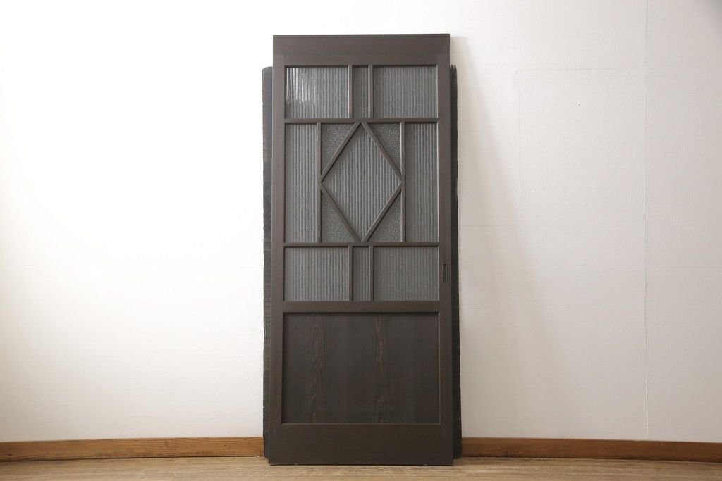 ガラス扉をリペア&カスタム!高さと幅をリサイズし、デザインを変更。ガラスはダイヤガラスと銀モールガラスを使用。引手、V字戸車を取り付け。濃い茶色に着色仕上げ。(ドア、建具)