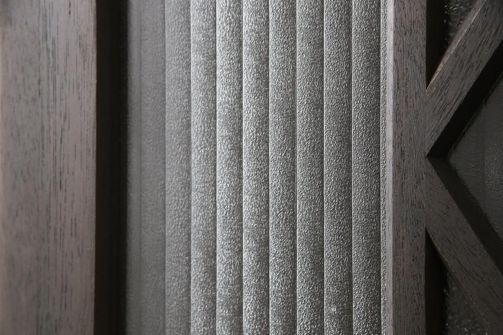 ガラス扉をリペア&カスタム!高さと幅をリサイズし、デザインを変更。ガラスはダイヤガラスと銀モールガラスを使用。引手、V字戸車を取り付け。濃い茶色に着色仕上げ。(ドア、建具)