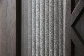 ガラス扉をリペア&カスタム!高さと幅をリサイズし、デザインを変更。ガラスはダイヤガラスと銀モールガラスを使用。引手、V字戸車を取り付け。濃い茶色に着色仕上げ。(ドア、建具)